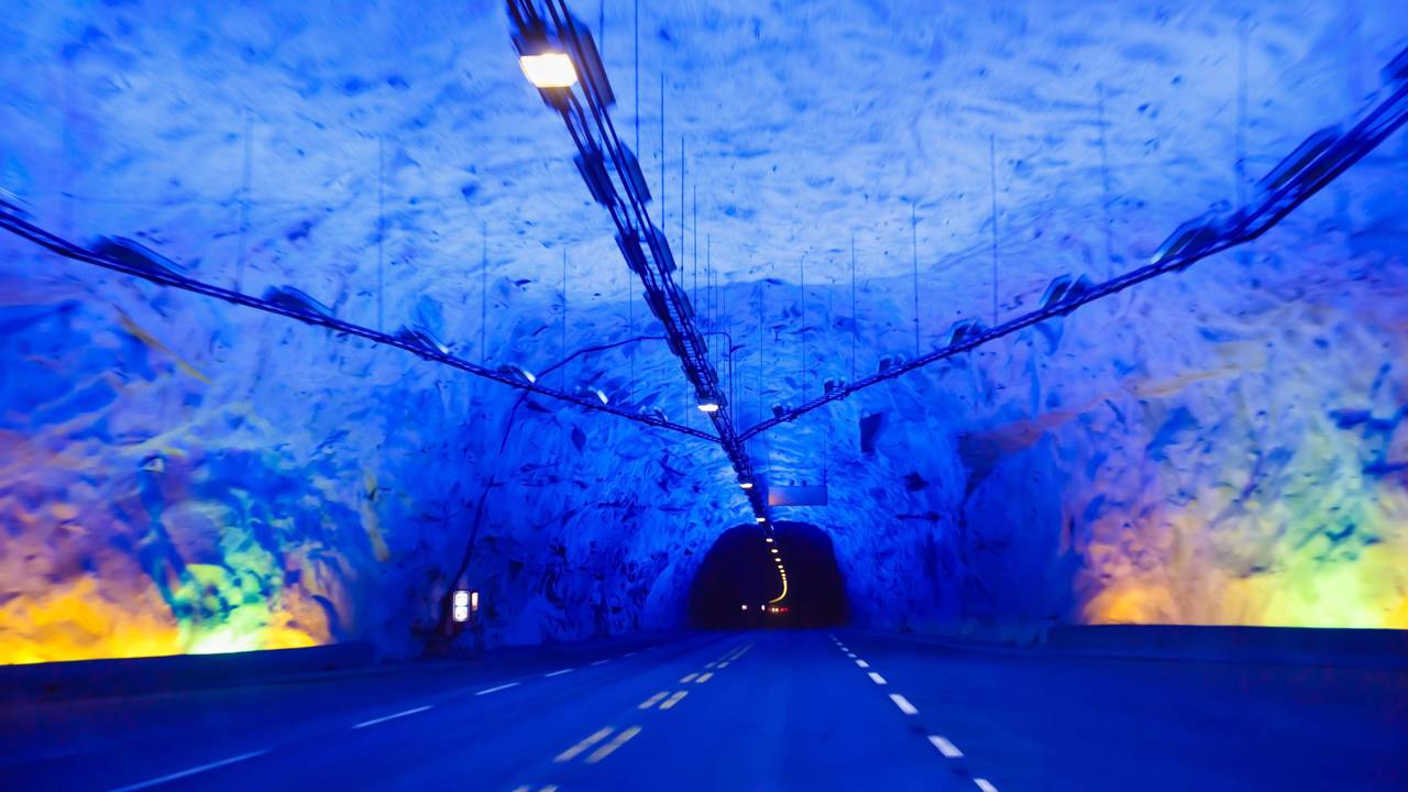 O maior túnel rodoviário do planeta tem 24 quilômetros de extensão e iluminação especial para os motoristas não dormirem
