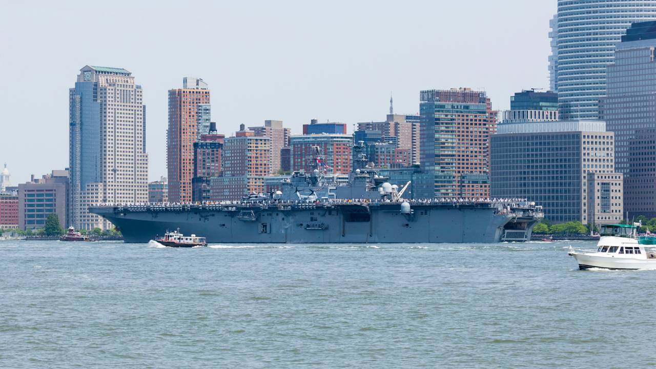 Com sua garagem submersível e aeronaves de decolagem vertical, o USS Bataan, navio de assalto anfíbio, tornou-se o ápice da logística militar dos EUA
