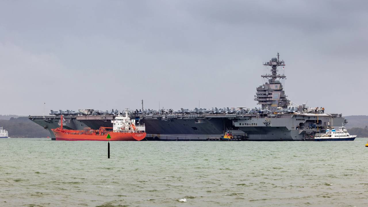 Com dois reatores nucleares e 15 mil refeições diárias, o maior navio de guerra do mundo abriga 4.500 pessoas e opera por décadas sem reabastecer
