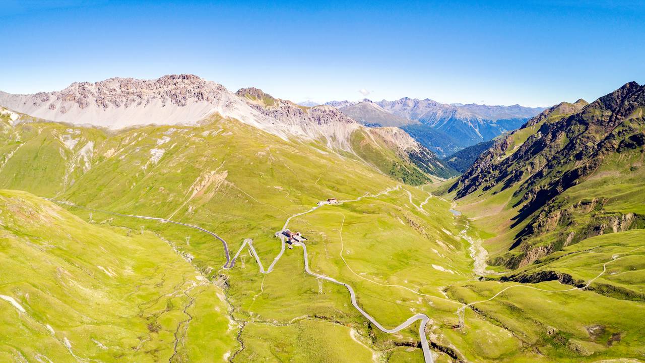 Estrada entre Itália e Suíça atinge 2.501 metros de altitude, pois o trajeto sinuoso de 13 km é a passagem asfaltada mais alta de todo o território suíço