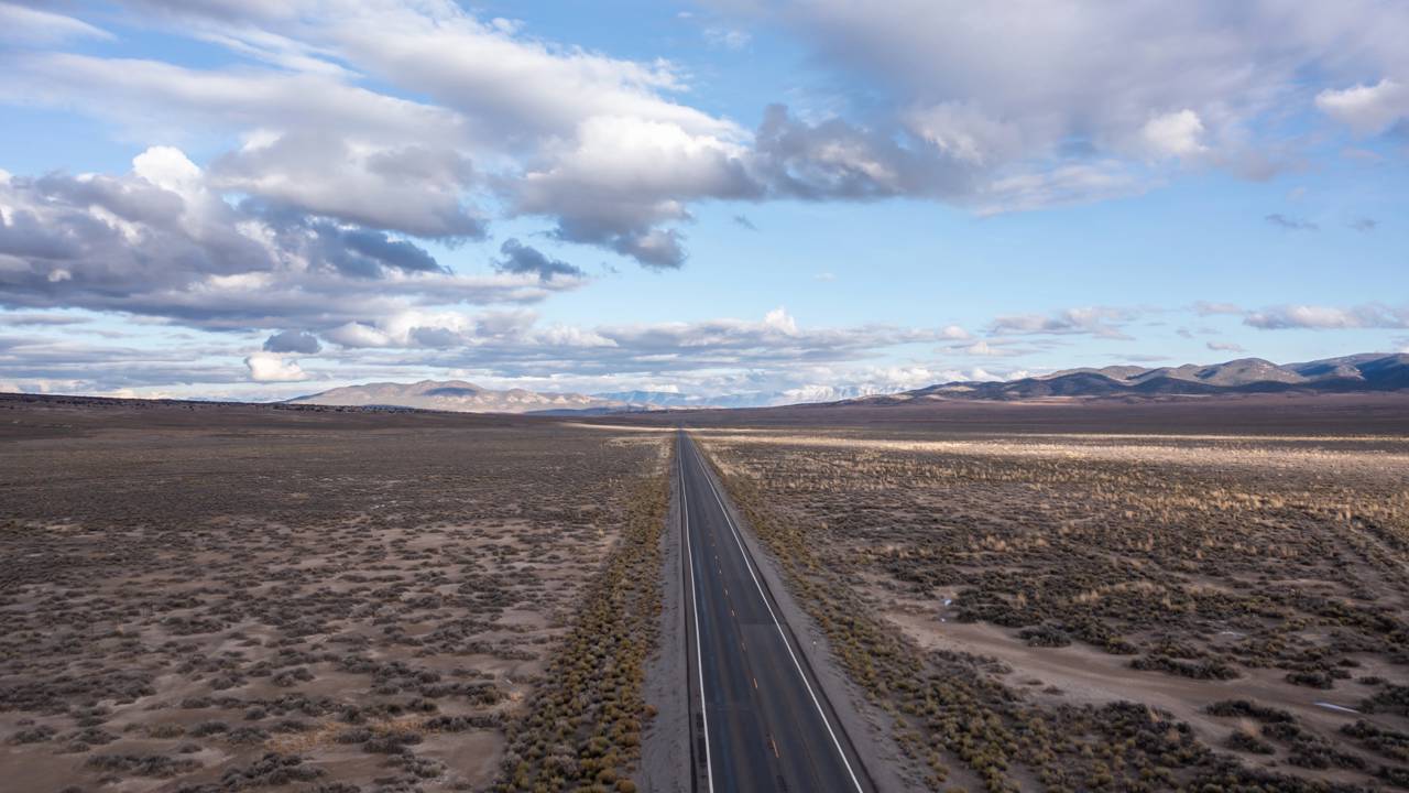 Trecho no deserto de Nevada ganhou fama mundial por seu silêncio e quilômetros sem cidades