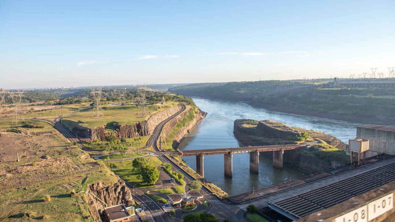 Com 20 turbinas e 14.000 MW de potência, a usina de Itaipu, inaugurada em 1984, tornou-se a maior produtora de energia limpa acumulada do planeta