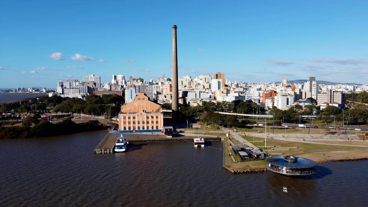 Com sua chaminé de 117 metros e arquitetura industrial de 1928, a antiga usina tornou-se o maior centro cultural e o símbolo do pôr do sol gaúcho