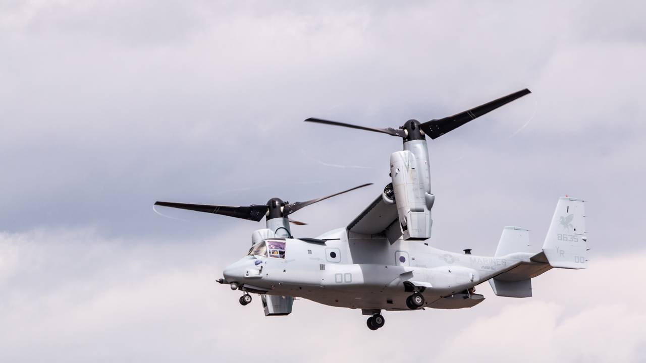 Com rotores basculantes e velocidade de 500 km/h, o V-22 Osprey é alvo de análises sobre segurança após novos relatórios de incidentes globais em 2025