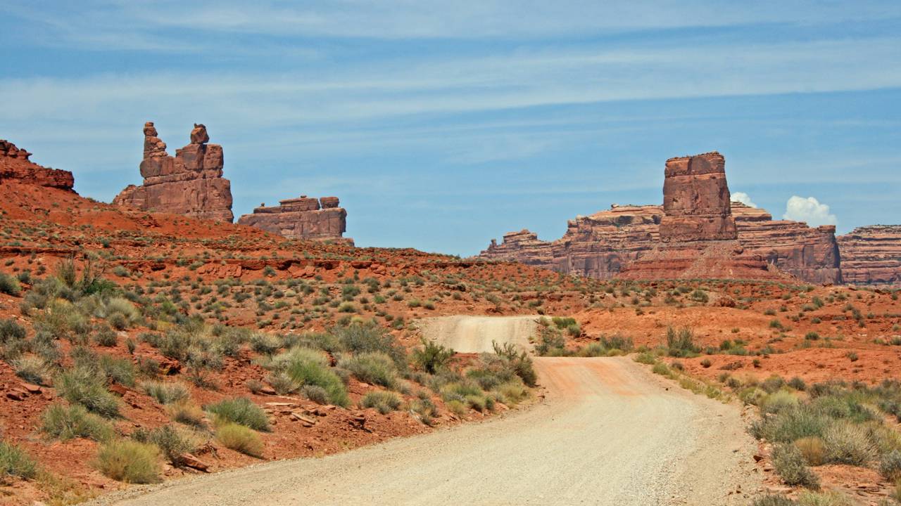 Estrada em Utah ganha fama por seus monólitos, pois seus 27 km de cascalho serpenteiam o deserto entre gigantescas formações rochosas de arenito