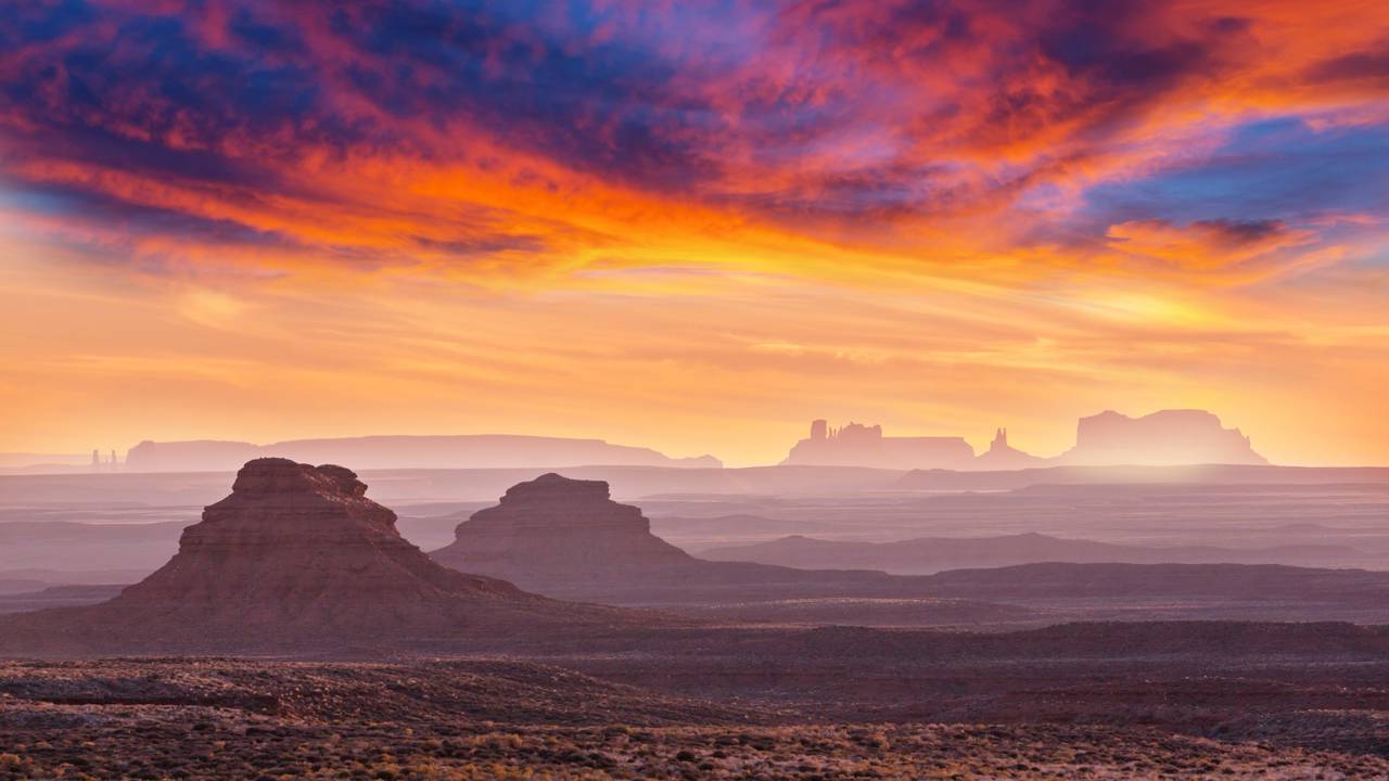 Estrada em Utah ganha fama por seus monólitos, pois seus 27 km de cascalho serpenteiam o deserto entre gigantescas formações rochosas de arenito