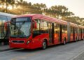 Medindo quase trinta metros e transportando duzentas e cinquenta pessoas de uma só vez, o novo super-ônibus biarticulado gigante virou a maior solução de trânsito para as capitais em 2026