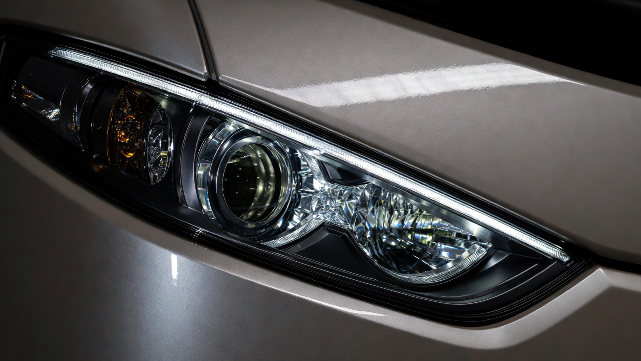 Reduzindo o consumo de diesel em 11% através de sua aerodinâmica, o gigante de dois andares acomoda 60 pessoas com poltronas de 180 graus