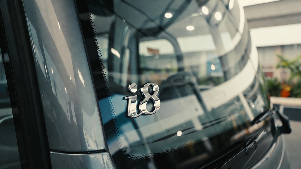 Com poltronas de couro que reclinam 180 graus, o luxuoso ônibus Irizar i8 esconde um detalhe na primeira fila que transforma viagens de 10 horas em um hotel 5 estrelas