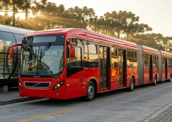 Medindo quase trinta metros e transportando duzentas e cinquenta pessoas de uma só vez, o novo super-ônibus biarticulado gigante virou a maior solução de trânsito para as capitais em 2026