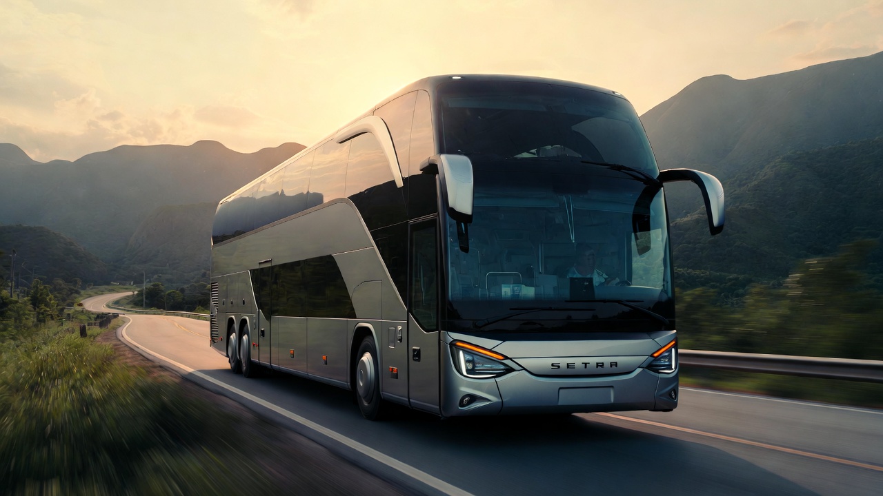 O luxuoso ônibus Setra S 531 DT de 2 andares transporta 83 passageiros e utiliza um sistema de frenagem inteligente que amplia a vida útil das peças em 40% durante viagens em serras