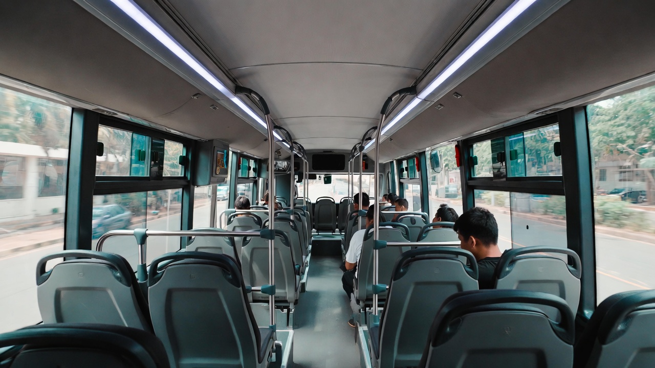 Com design de trem bala o inovador Van Hool Exqui.City de 24 metros transporta 180 passageiros em sistemas BRT europeus e combina motor elétrico com recarga rápida