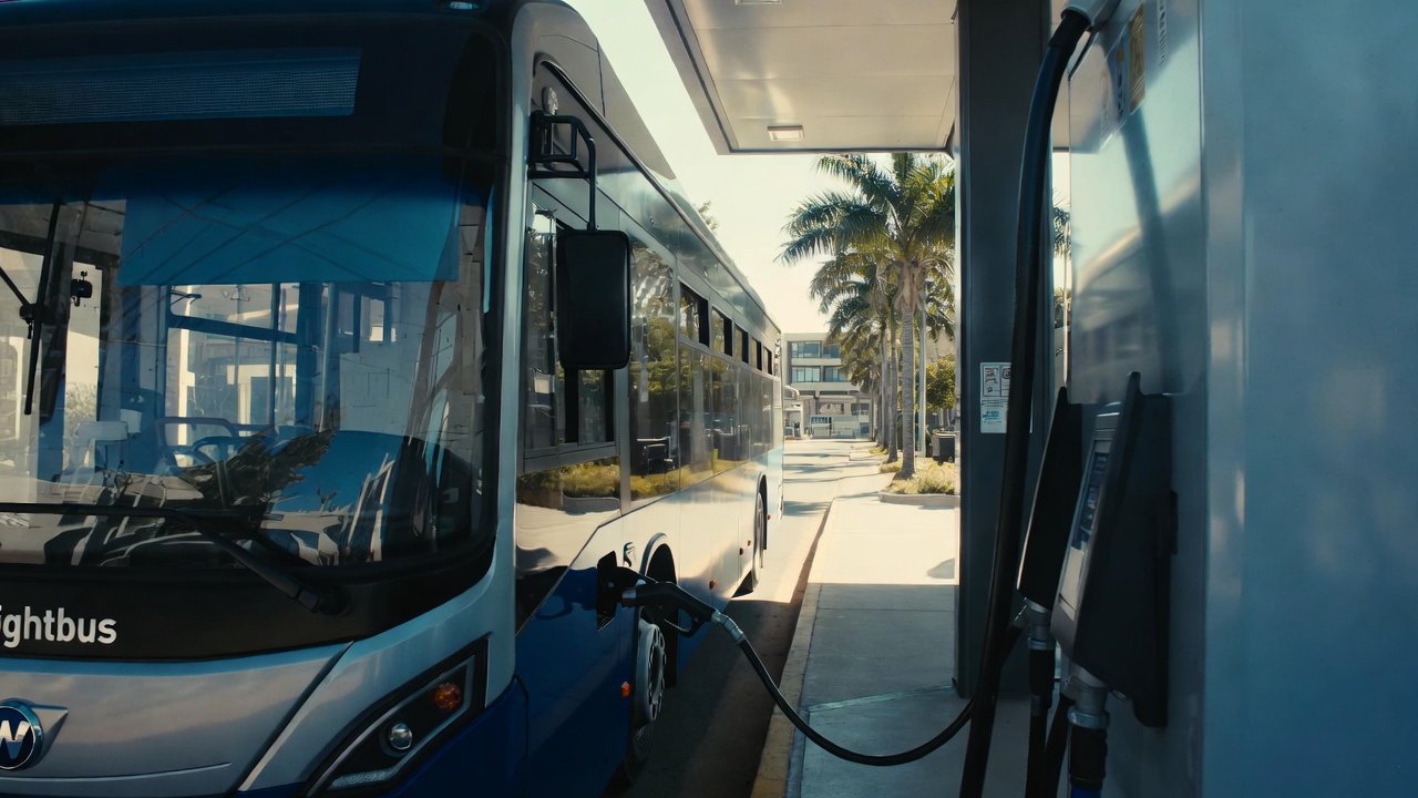 O primeiro ônibus de dois andares a hidrogênio Wrightbus StreetDeck abastece em apenas 8 minutos e cruza a cidade de Londres por 450 km liberando somente água no escapamento