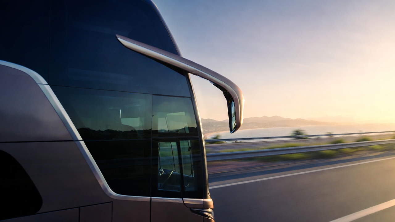 Entregando poltronas que reclinam a 180 graus, o imponente ônibus de dois andares da geração G8 reduz o consumo de diesel em 11% graças a um design aerodinâmico inédito