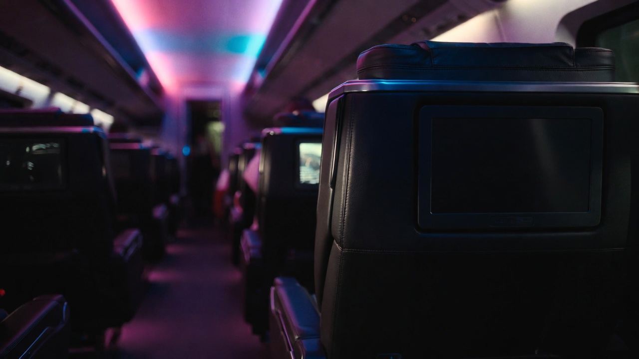 Reduzindo o consumo de diesel em 11% através de sua aerodinâmica, o gigante de dois andares acomoda 60 pessoas com poltronas de 180 graus