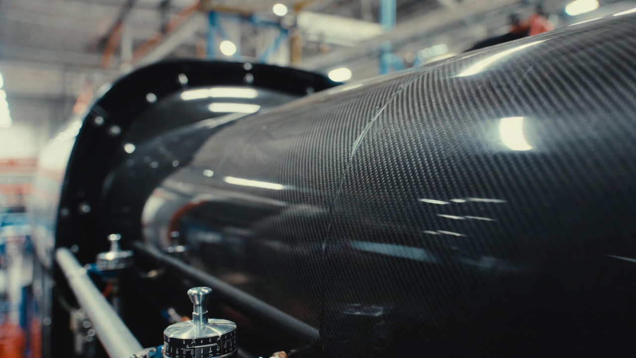 Abastecendo em apenas 8 minutos para rodar cerca de 1000 km, o novo ônibus a hidrogênio da Wrightbus promete revolucionar o transporte pesado sem depender de recargas elétricas demoradas