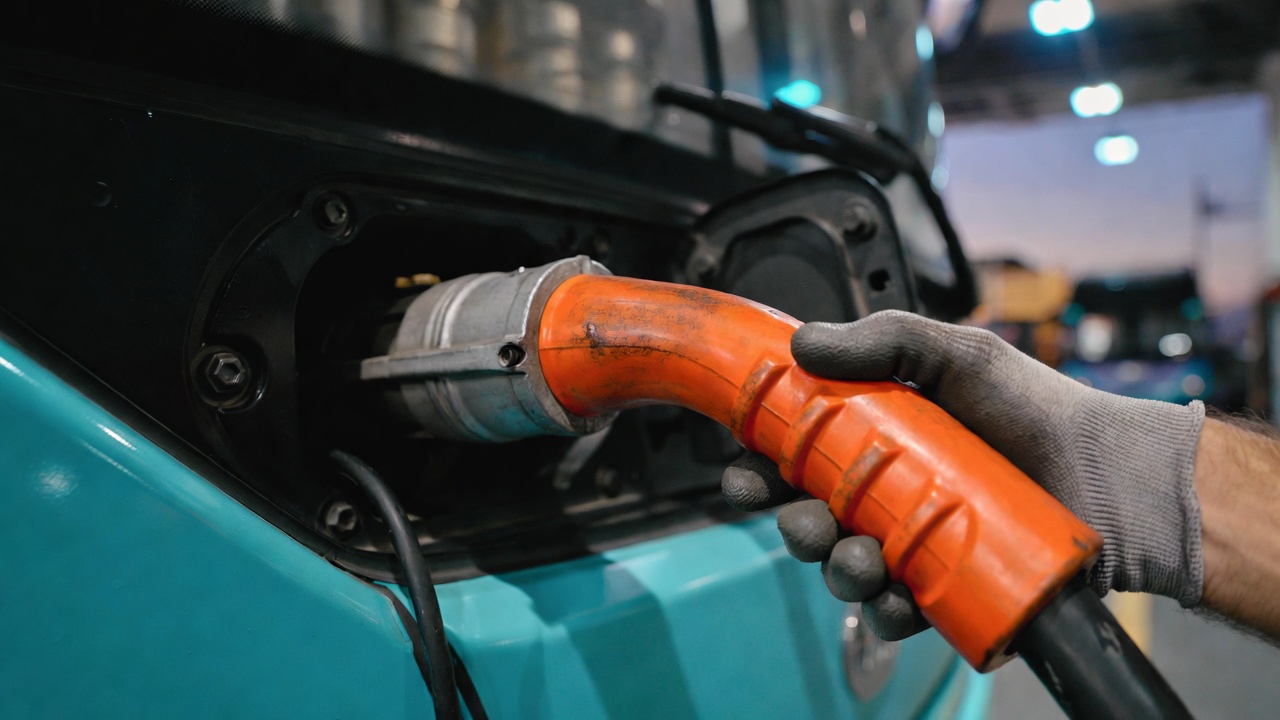 O ônibus 100 por cento elétrico BYD D9W consegue rodar 250 quilômetros diários com zero emissão de fumaça nas capitais brasileiras