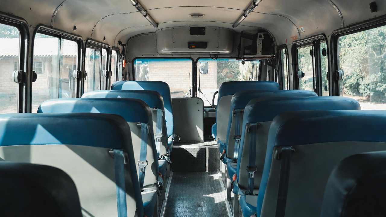 Atravessar trechos de lama e rios com suspensão reforçada é a missão do ônibus escolar Volkswagen ORE 3, que garante o transporte de 59 alunos nas áreas rurais mais remotas do Brasil em 2026