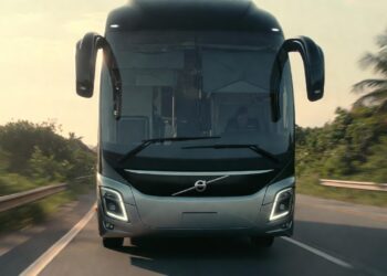 O inovador ônibus Volvo B450R esconde um sistema de segurança inteligente que trava o gigante de 15 metros sozinho e previne acidentes
