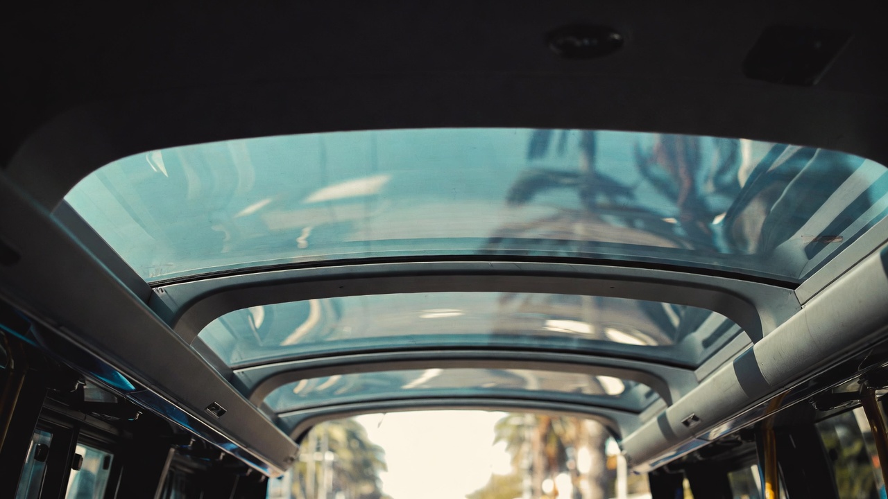 O icônico modelo de dois andares Neoplan Skyliner leva 83 turistas com teto panorâmico de vidro e utiliza suspensão inteligente para evitar oscilações em alta velocidade