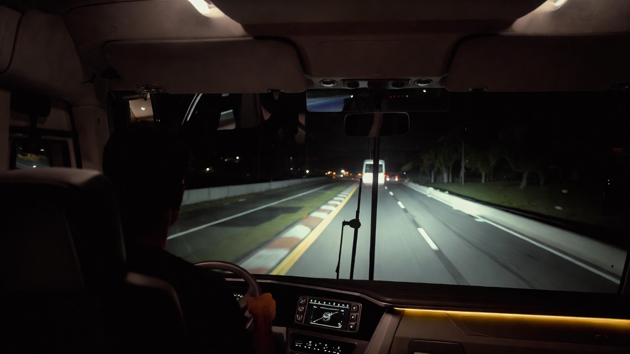 O inovador ônibus Volvo B450R esconde um sistema de segurança inteligente que trava o gigante de 15 metros sozinho e previne acidentes