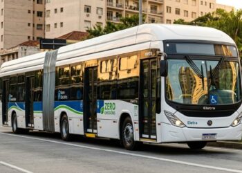Com investimento de três milhões de reais e tecnologia cem por cento nacional, o novo super-ônibus elétrico de vinte e um metros virou o maior símbolo de inovação ao rodar sem emitir um único grama de fumaça