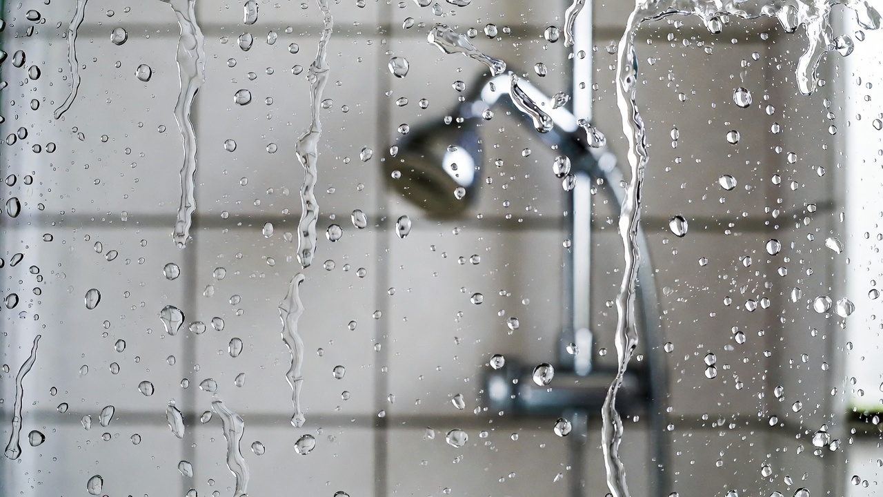 O segredo de R$ 3 usado em hotéis de luxo para deixar o vidro do banheiro 100% transparente em exatos 2 minutos, sem esfregar