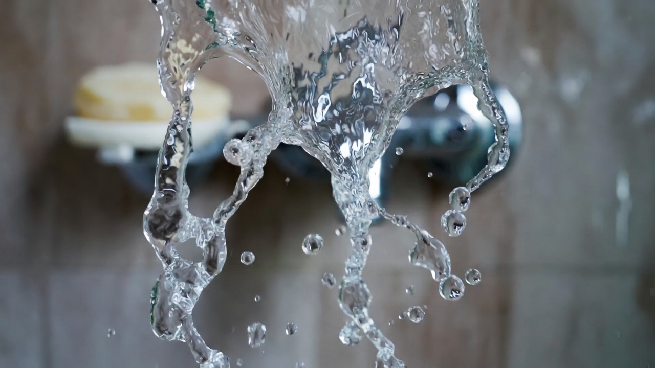 O segredo de R$ 3 usado em hotéis de luxo para deixar o vidro do banheiro 100% transparente em exatos 2 minutos, sem esfregar