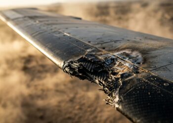 O helicóptero de ataque agressivo construído com hélices de fibra de carbono que resistem a tiros diretos de canhão de 23 mm