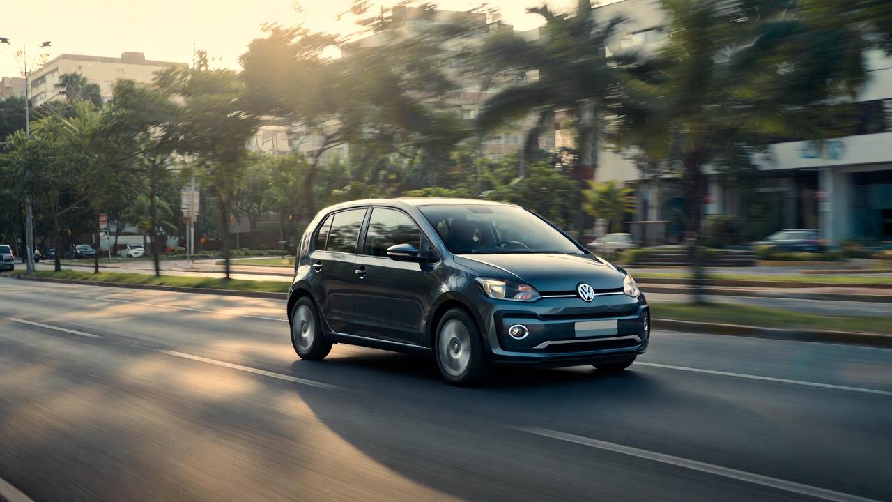 Pesando míseros 951 quilos e escondendo um motor turbo de 105 cavalos, o compacto da gigante alemã faz absurdos 16 km por litro por menos de 55 mil reais