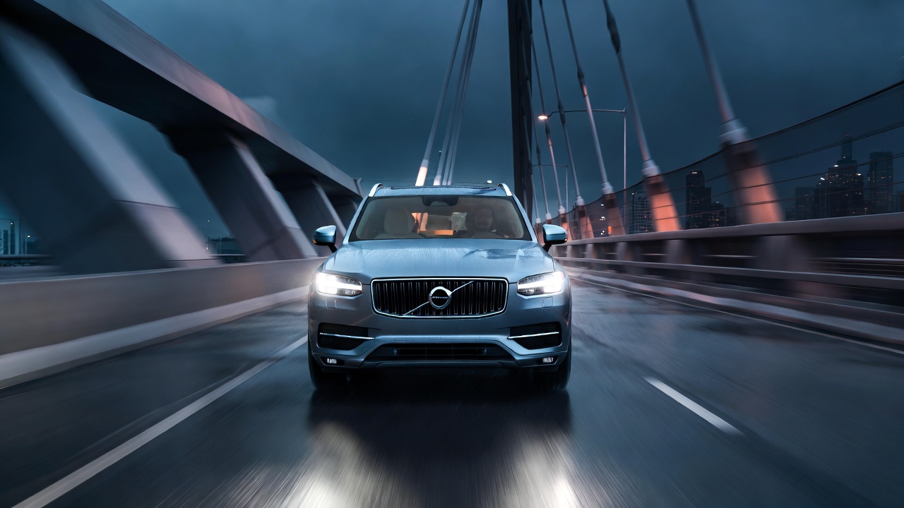 Combinando 462 cavalos e sete lugares, o SUV sueco híbrido roda 70 quilômetros no modo elétrico com segurança máxima para toda a sua família