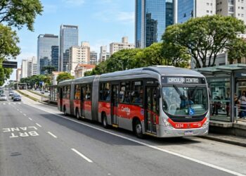 Ostentando 30 metros de comprimento, o colossal biarticulado sueco com capacidade para cerca de 300 passageiros pode substituir até três veículos comuns nas frotas urbanas