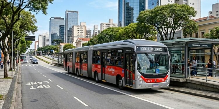 Ostentando 30 metros de comprimento, o colossal biarticulado sueco com capacidade para cerca de 300 passageiros pode substituir até três veículos comuns nas frotas urbanas