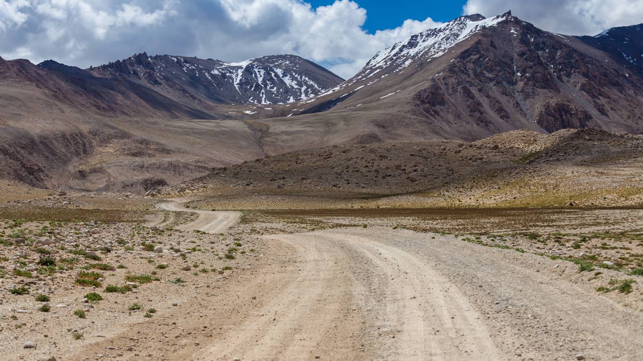 Estrada no Tajiquistão ganha fama por seu isolamento, pois o trajeto de 300 km margeia o Afeganistão a 3.000m de altitude entre as montanhas Pamir