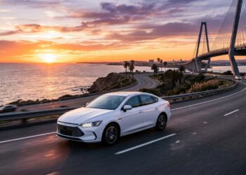 Rodando incríveis 1.200 quilômetros com um único tanque e bateria, o novo sedã híbrido de 209 cavalos elimina a preocupação com autonomia ao entregar cerca de 25 km/l