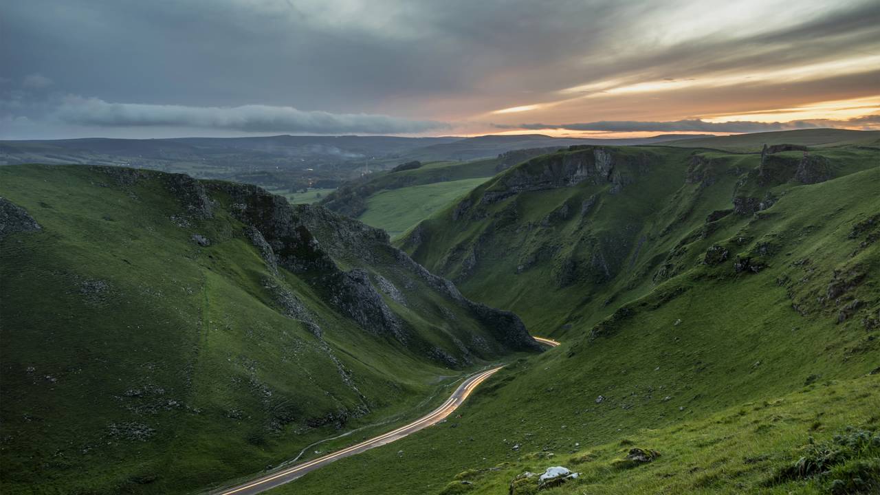 Estrada na Inglaterra ganha fama por seus desfiladeiros, pois o trajeto de 1,6 km entre paredes de calcário foi o leito de um mar pré-histórico