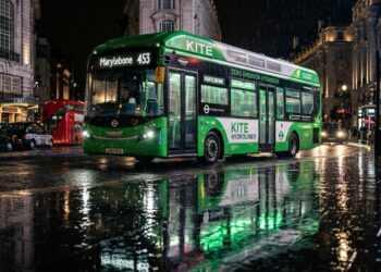 Abastecendo em apenas 8 minutos para rodar cerca de 1000 km, o novo ônibus a hidrogênio da Wrightbus promete revolucionar o transporte pesado sem depender de recargas elétricas demoradas