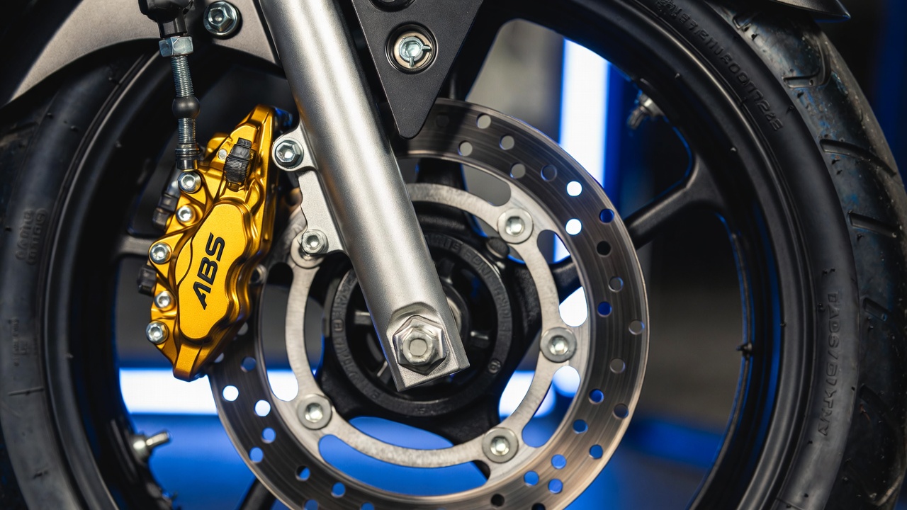 Ostentando freio ABS de série e farol com projetor de LED, a agressiva moto de 150 cilindradas da gigante japonesa consome apenas 1 litro a cada 45 km rodados nas capitais em 2026