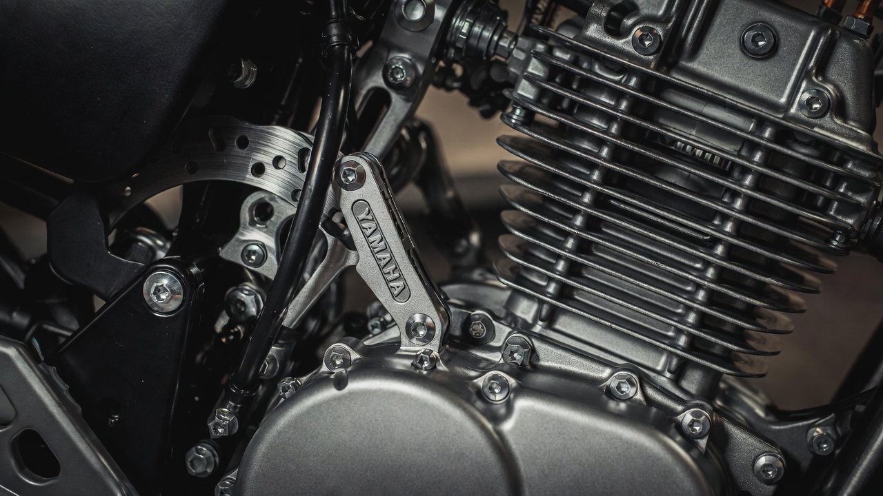 Alcançando cerca de 450 quilômetros com um único tanque de 14 litros, a nova moto aventureira de 300 cilindradas encara qualquer terreno com facilidade graças à suspensão elevada de 245 milímetros