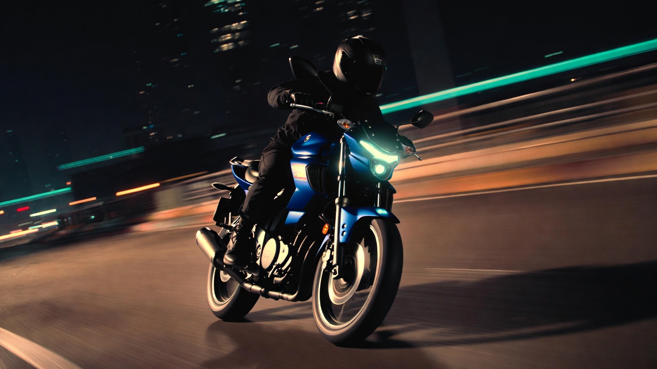 Cruzando impressionantes 560 quilômetros com um único tanque de 14 litros, a robusta moto de 250 cilindradas possui freios a disco nas duas rodas e domina as rodovias