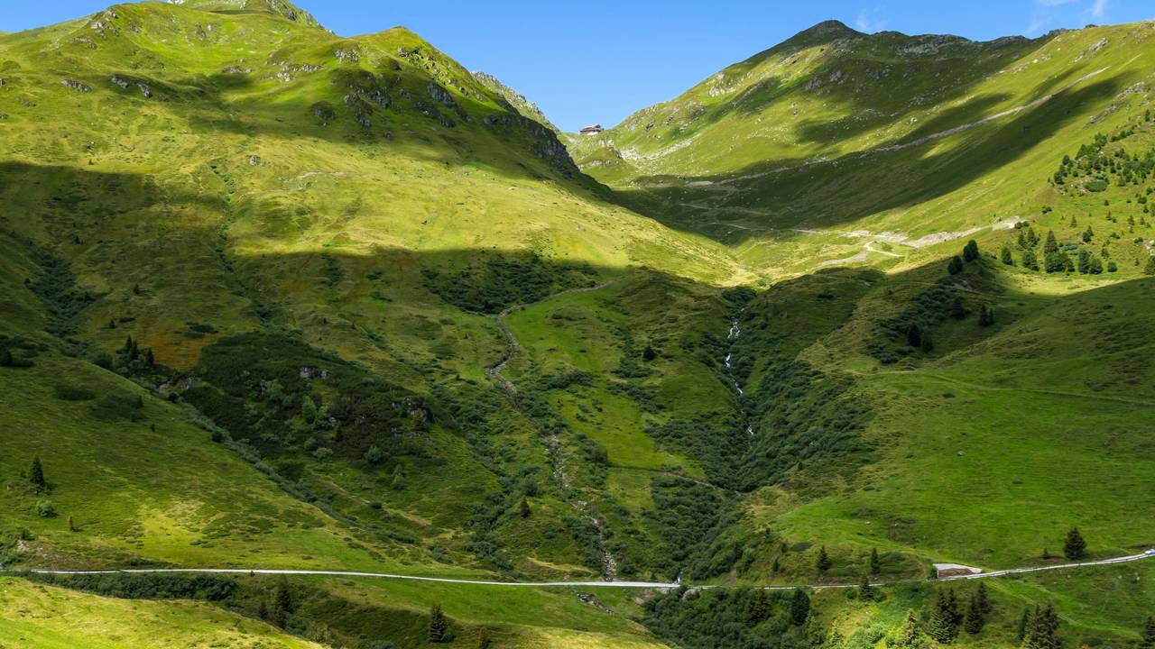 Estrada na Áustria ganha fama por sua altitude, pois o trajeto de 48 km atinge 2.020 metros entre geleiras, sendo a rota mais cênica dos Alpes tiroleses