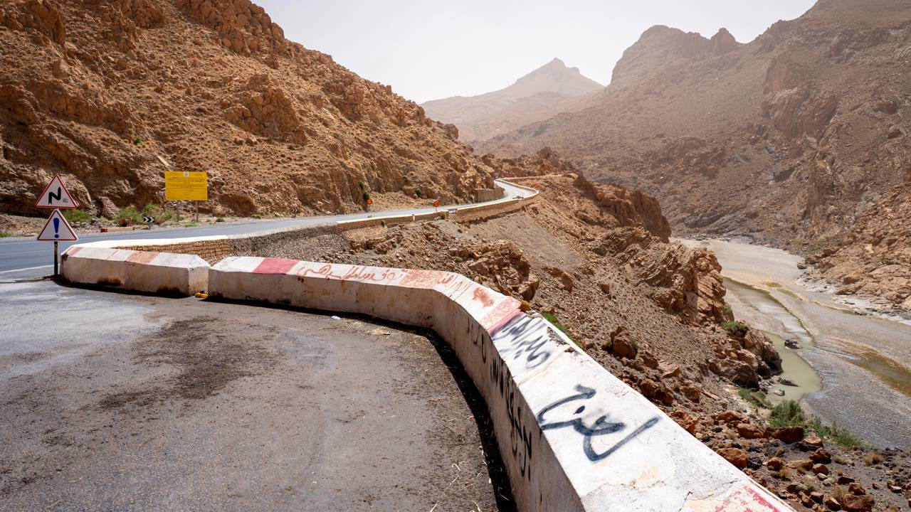 Rodovia no Marrocos ganha fama por seus túneis de 1928, pois seus desfiladeiros esculpidos no Atlas formam o portal para o deserto do Saara