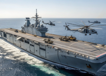 O navio de assalto que funciona como base de helicópteros, garagem de tanques e hospital de alta tecnologia em alto mar