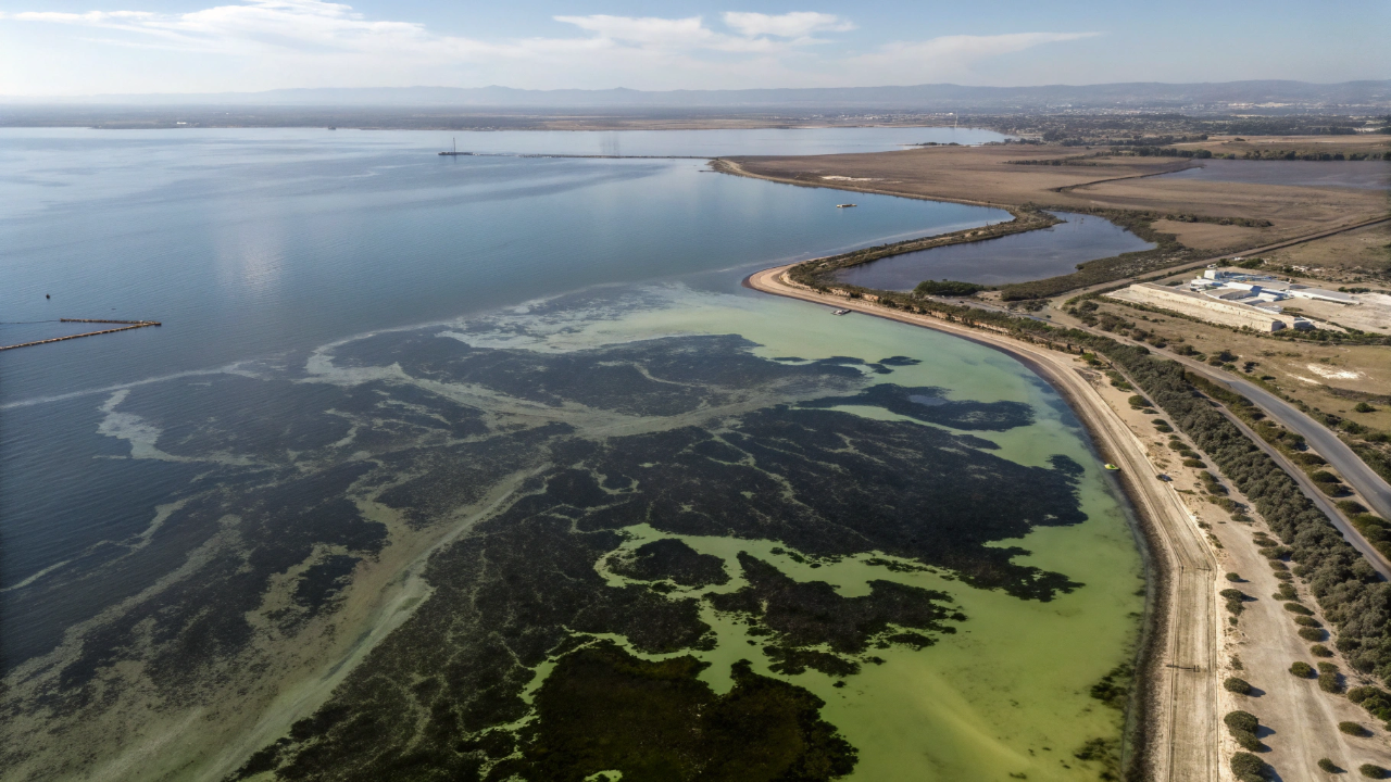 Rio subterrâneo tóxico é flagrado despejando mercúrio no mar do maior paraíso turístico da Espanha