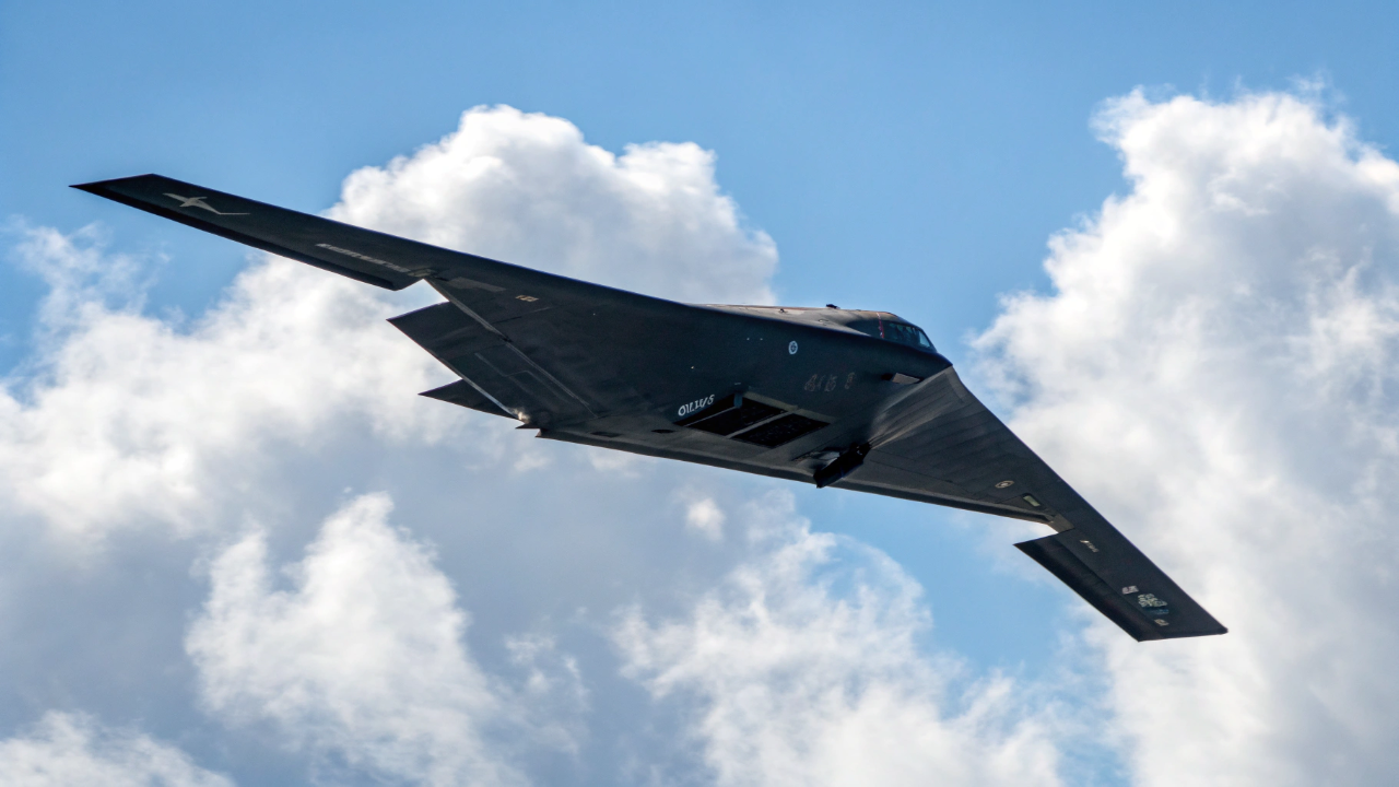 O bombardeiro invisível aos radares que custa dois mil milhões de euros e pode cruzar o mundo sem pousar