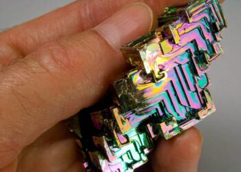 O metal prateado com toque rosado que cria degraus geométricos em “escada” quando esfria devagar e solidifica de fora