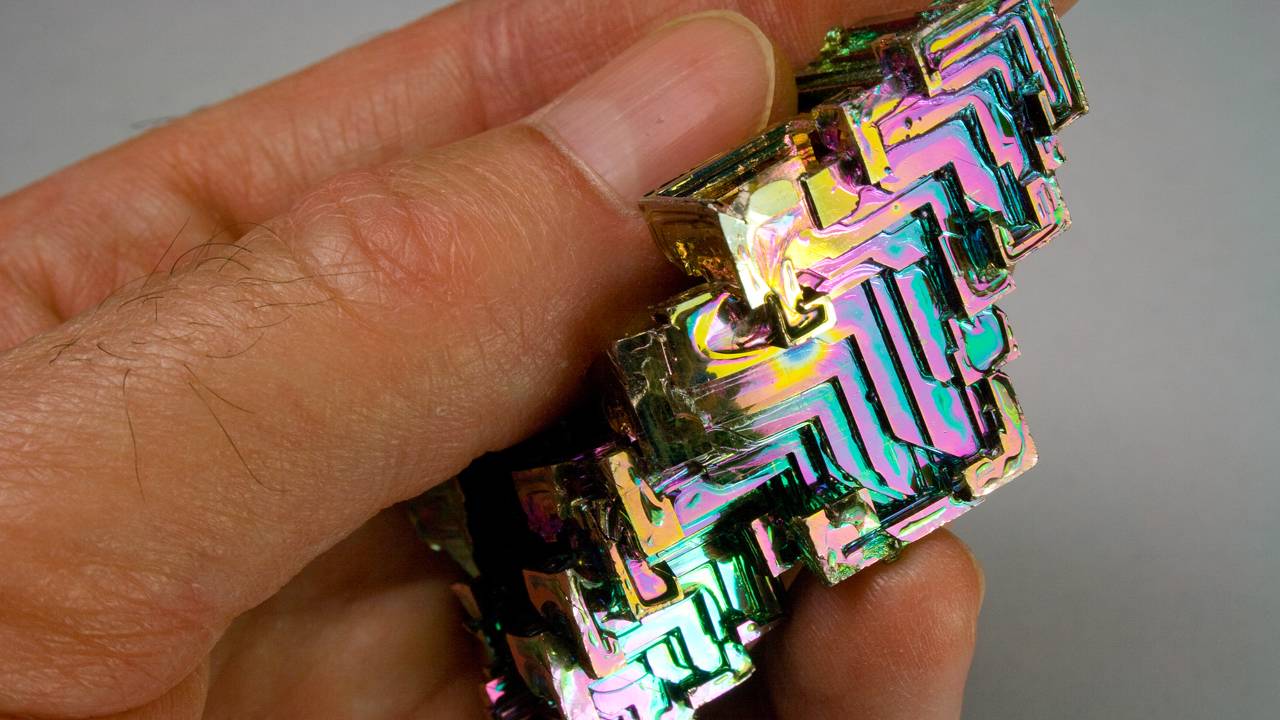 O metal prateado com toque rosado que cria degraus geométricos em “escada” quando esfria devagar e solidifica de fora