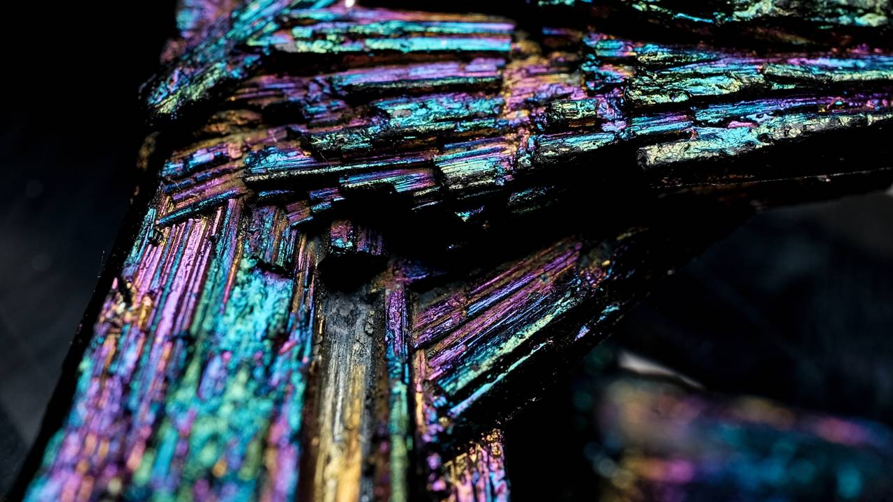 O metal prateado com toque rosado que cria degraus geométricos em “escada” quando esfria devagar e solidifica de fora