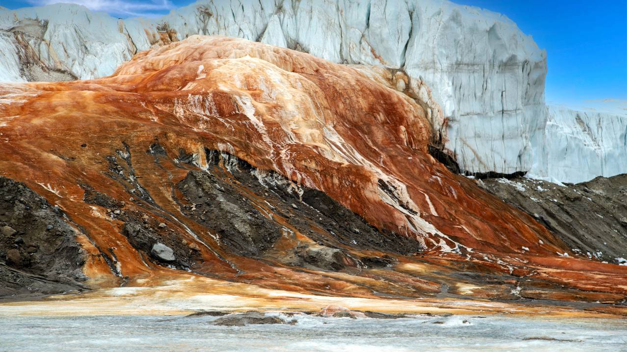 A Cachoeira de Sangue na Antártida verte águas vermelhas ricas em ferro, revelando um ecossistema isolado sob o gelo por dois milhões de anos