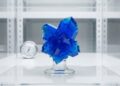 O mineral azul quase fluorescente que forma “pétalas” em minas e se quebra fácil ao menor atrito